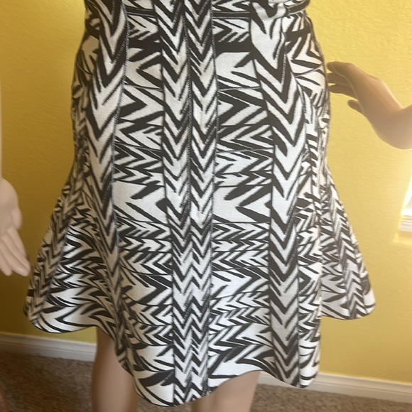 AUTHENTIC HERVE LEGER BODYCON MINI DRESS - Picture 4 of 7